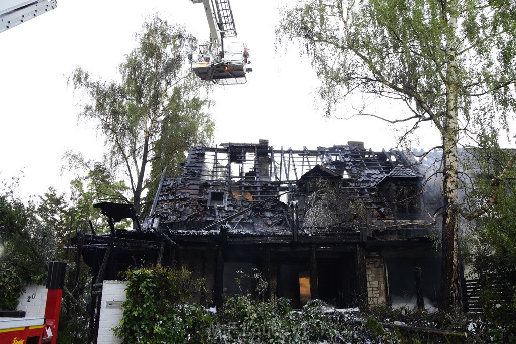 Grossfeuer Einfamilienhaus Siegburg Muehlengrabenstr P0789.JPG - Miklos Laubert